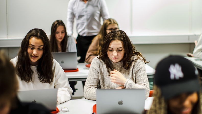 BILDETEKST: Elever på Metis Videregående mottar sin egen MacBook ved skolestart.