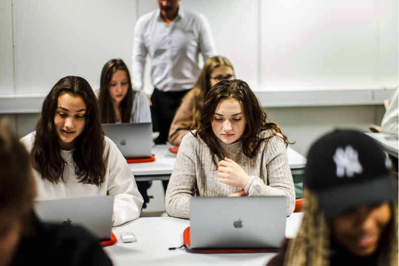 BILDETEKST: Elever på Metis Videregående mottar sin egen MacBook ved skolestart.